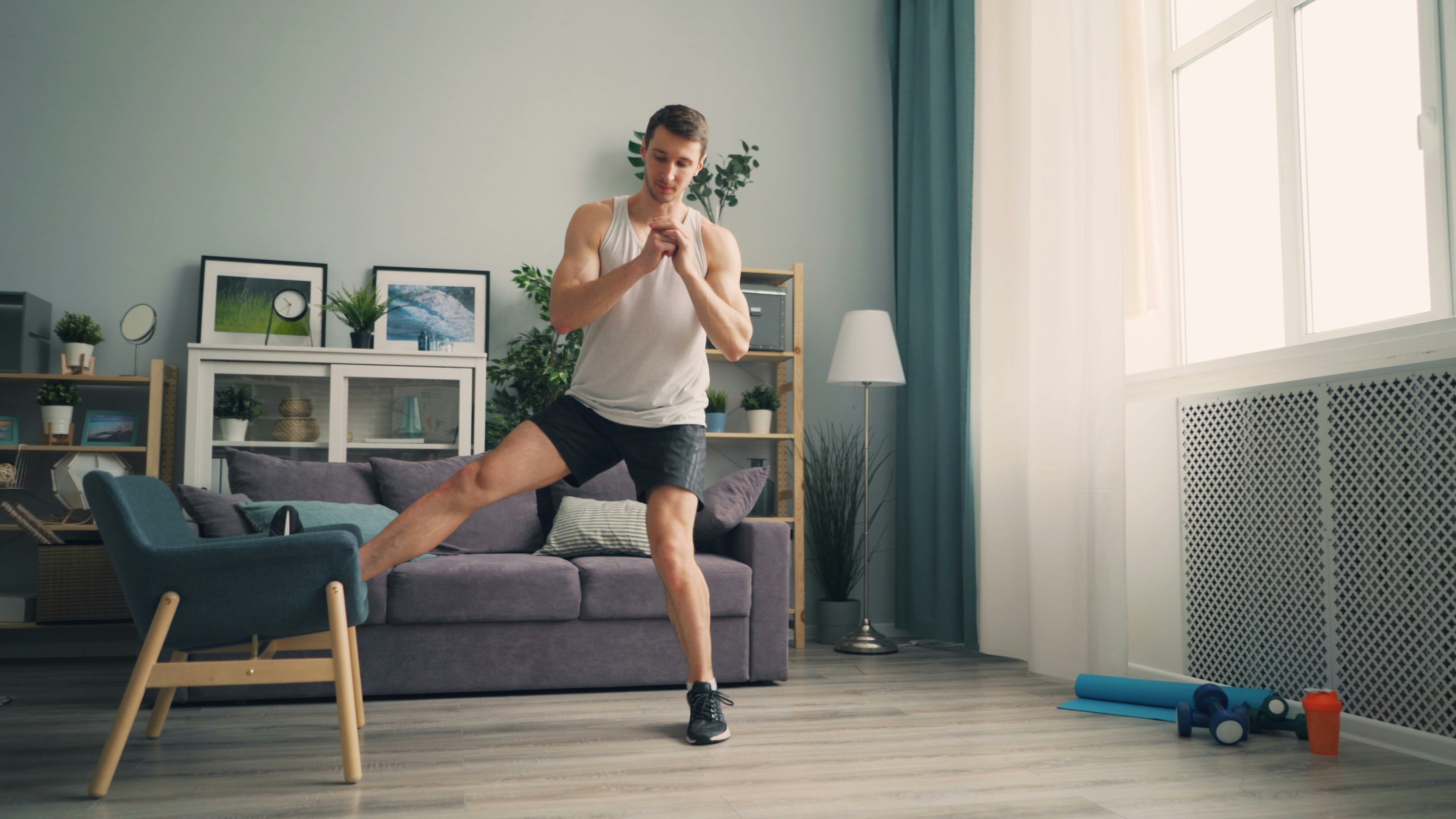 Uomo che fa un micro-workout in salotto